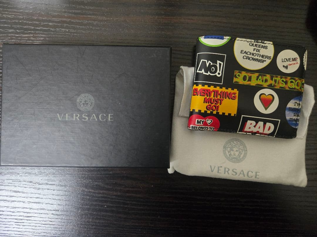 VERSACE ステッカー柄 二つ折り財布