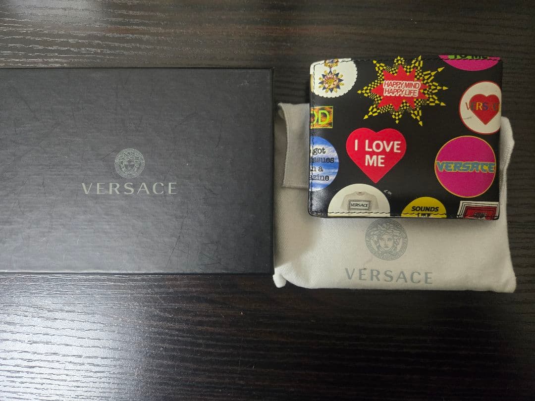 VERSACE ステッカー柄 二つ折り財布