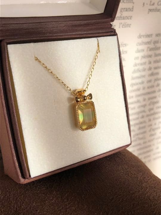 フローライトの香水瓶　ペンダントトップ