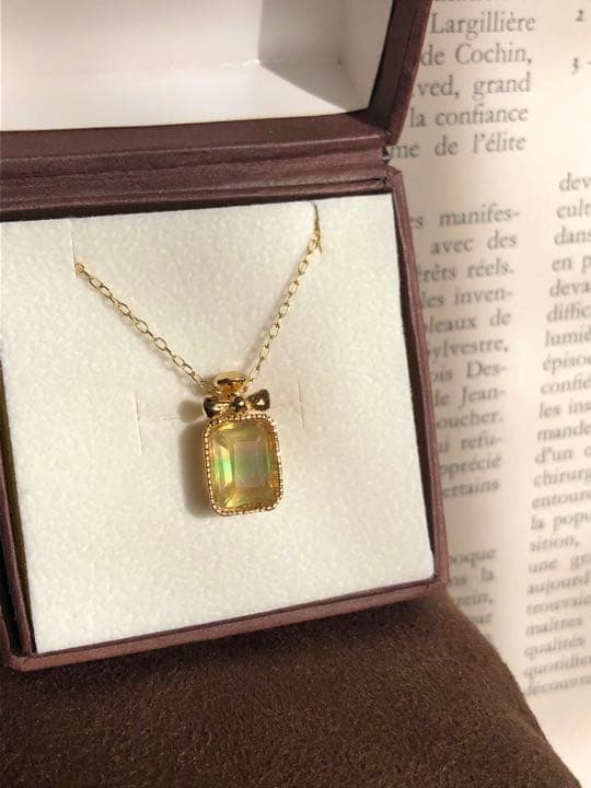 フローライトの香水瓶　ペンダントトップ