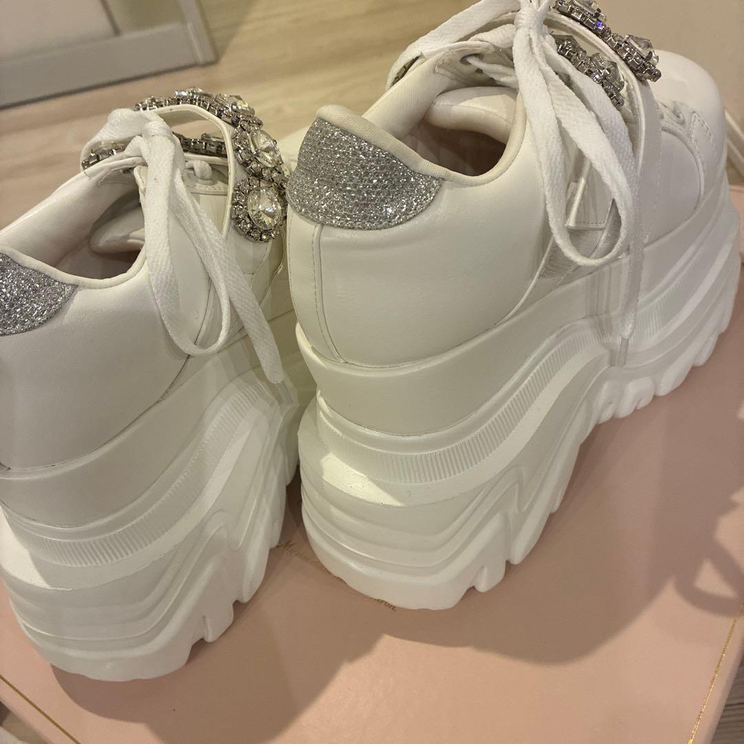 ミシェルマカロン ボリュームソールビジューベルトスニーカー　白