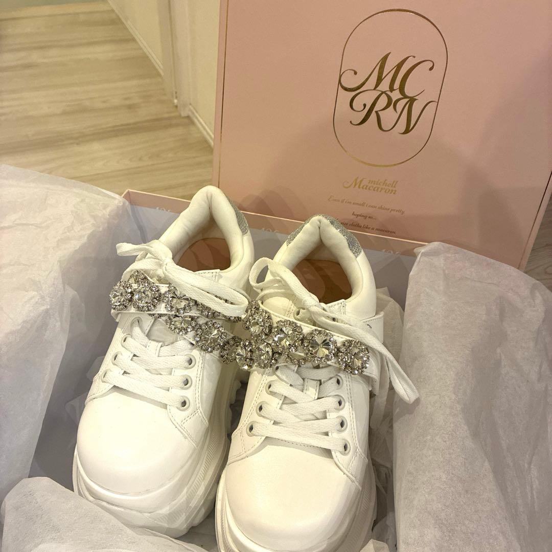 ミシェルマカロン ボリュームソールビジューベルトスニーカー　白
