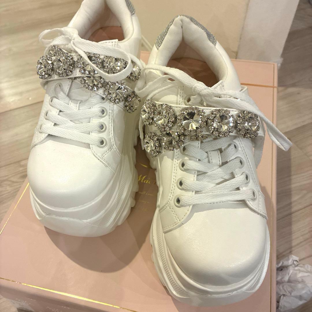 ミシェルマカロン ボリュームソールビジューベルトスニーカー　白