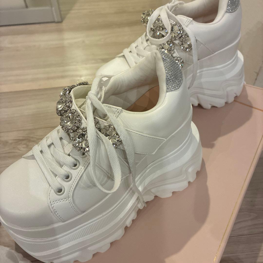 ミシェルマカロン ボリュームソールビジューベルトスニーカー　白