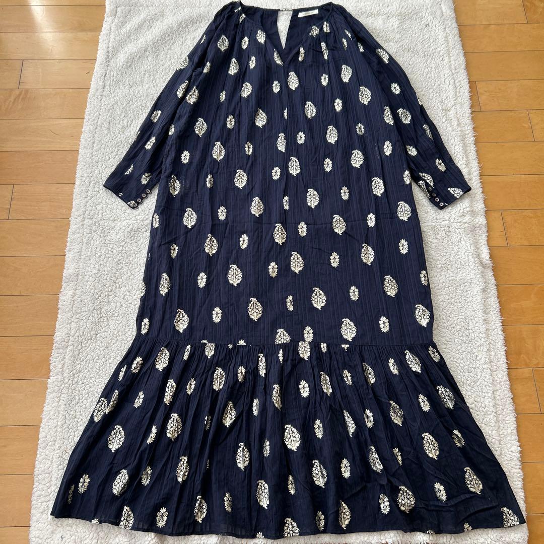 美品ne Quittez pasヌキテパ　箔プリントロングワンピース ネイビーM