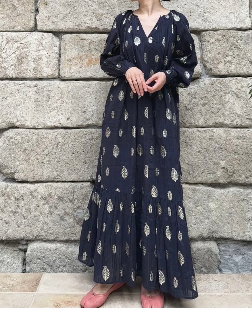 美品ne Quittez pasヌキテパ　箔プリントロングワンピース ネイビーM