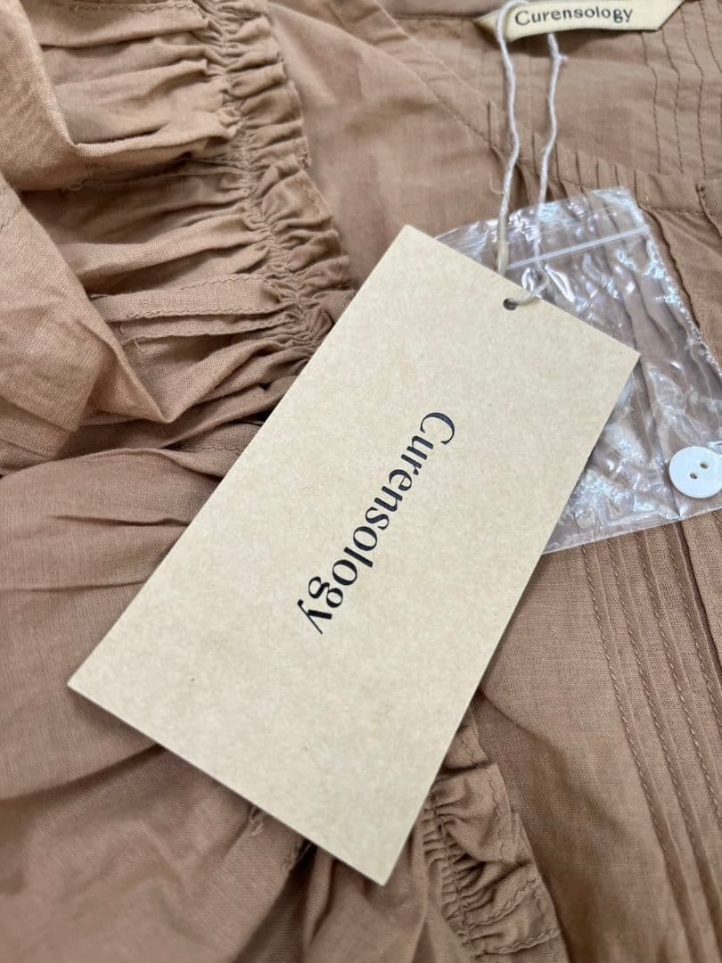 フリル付きノースリーブチュニック（ベージュ）