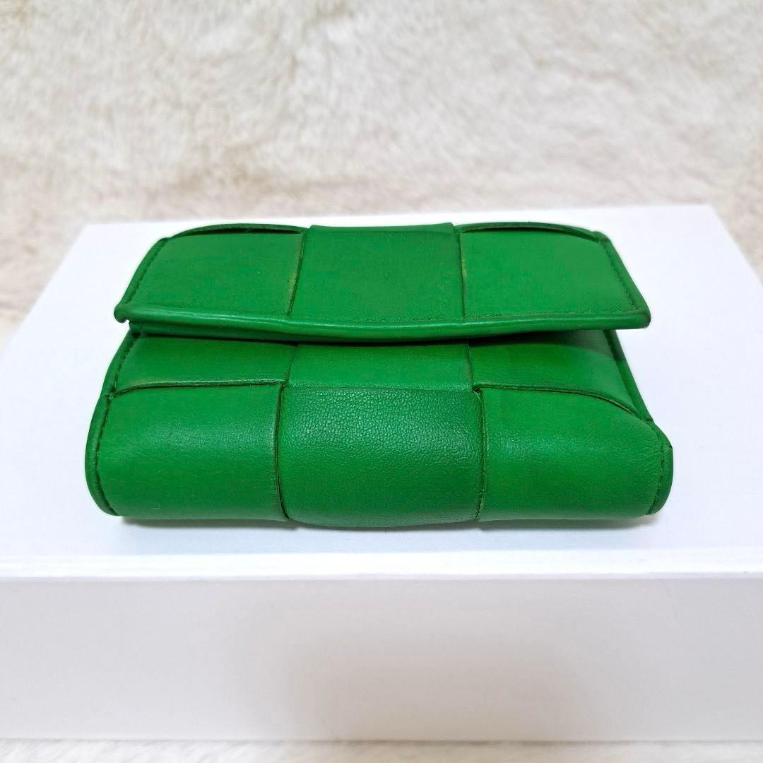 ✨人気色　RFID搭載✨　ボッテガ　三つ折り　カセット　レザー　パラキート