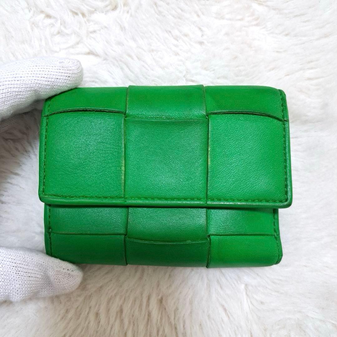 ✨人気色　RFID搭載✨　ボッテガ　三つ折り　カセット　レザー　パラキート