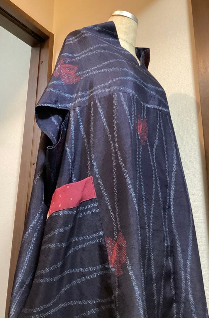 着物リメイク　正絹上質紬　スタイリッシュ＆モード　蝶柄ネイビー　ポケット付ワンピ