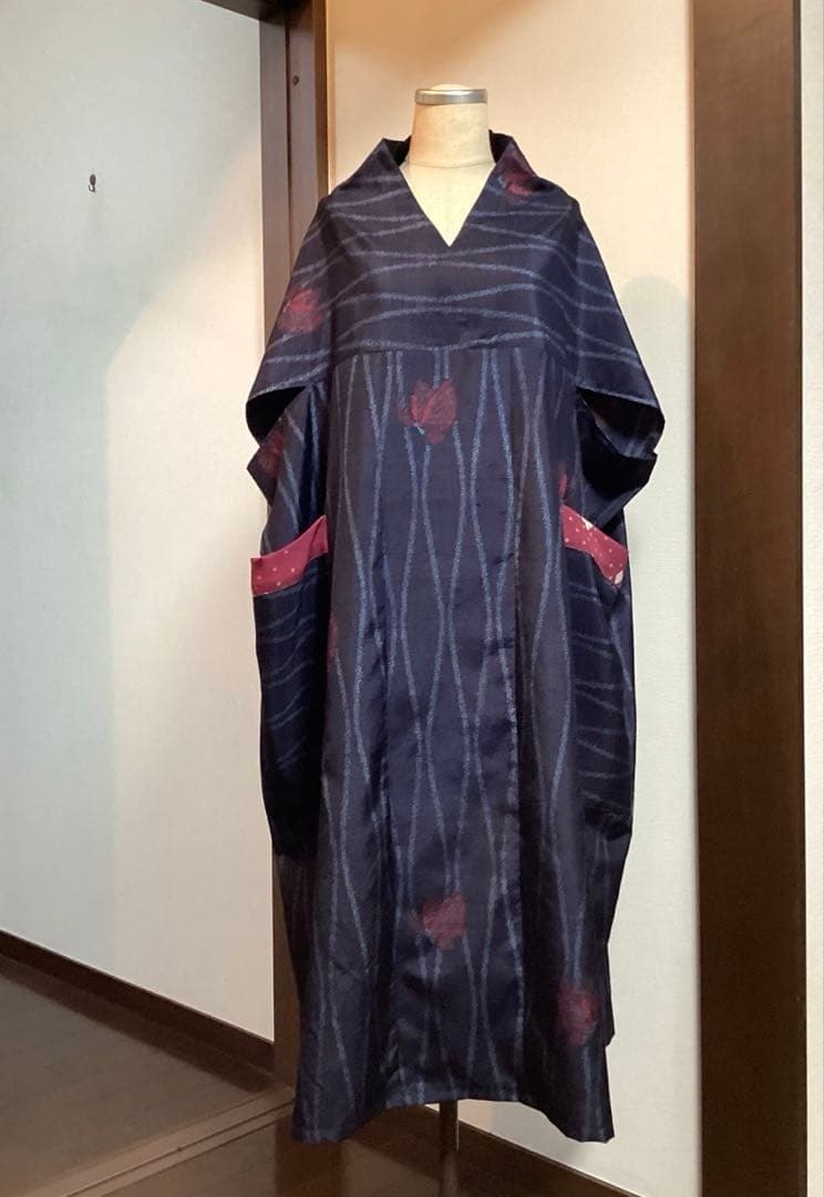 着物リメイク　正絹上質紬　スタイリッシュ＆モード　蝶柄ネイビー　ポケット付ワンピ