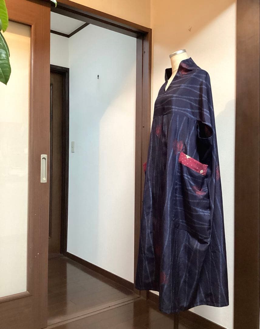 着物リメイク　正絹上質紬　スタイリッシュ＆モード　蝶柄ネイビー　ポケット付ワンピ