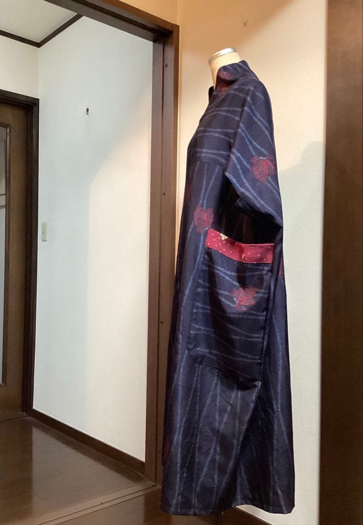 着物リメイク　正絹上質紬　スタイリッシュ＆モード　蝶柄ネイビー　ポケット付ワンピ