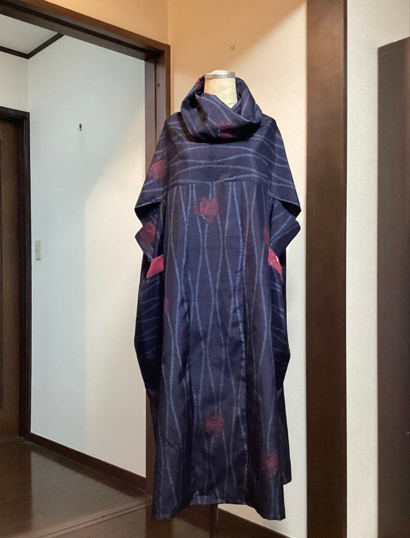 着物リメイク　正絹上質紬　スタイリッシュ＆モード　蝶柄ネイビー　ポケット付ワンピ