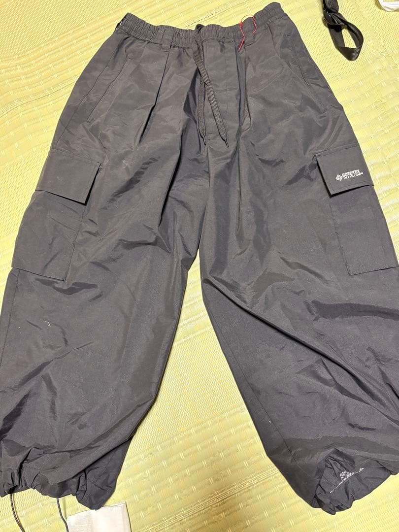 GORE-TEX INFINIUM ブラックカーゴパンツ
