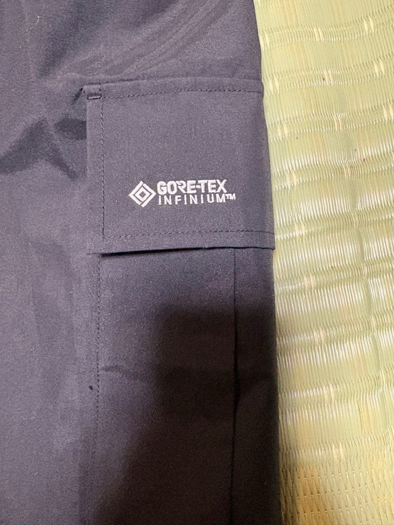 GORE-TEX INFINIUM ブラックカーゴパンツ