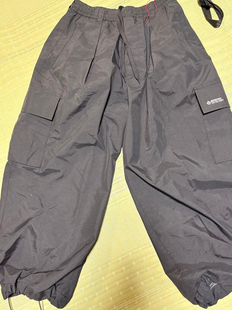 GORE-TEX INFINIUM ブラックカーゴパンツ