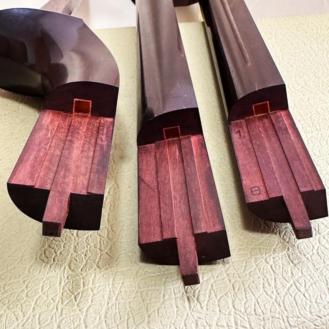 【即演奏可能】高級細棹三味線 正寸 紅木金細 子持綾杉胴 天然撥&駒他 備品多数