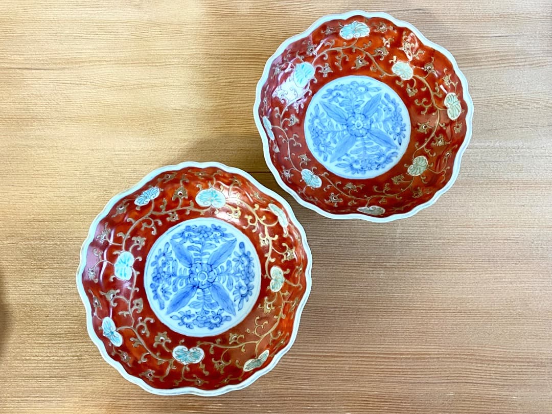 みぃちゃん 古伊万里 赤絵金彩オランダ唐草クルス文輪花皿 2客/染錦