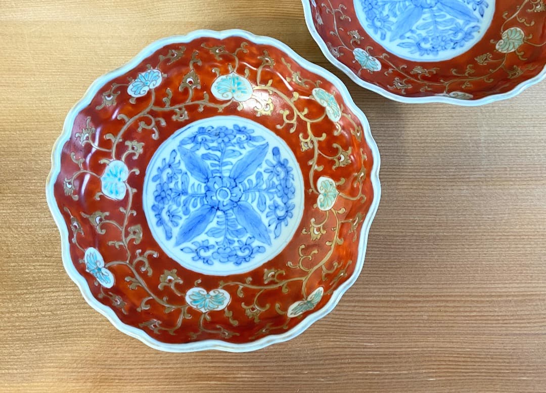 みぃちゃん 古伊万里 赤絵金彩オランダ唐草クルス文輪花皿 2客/染錦