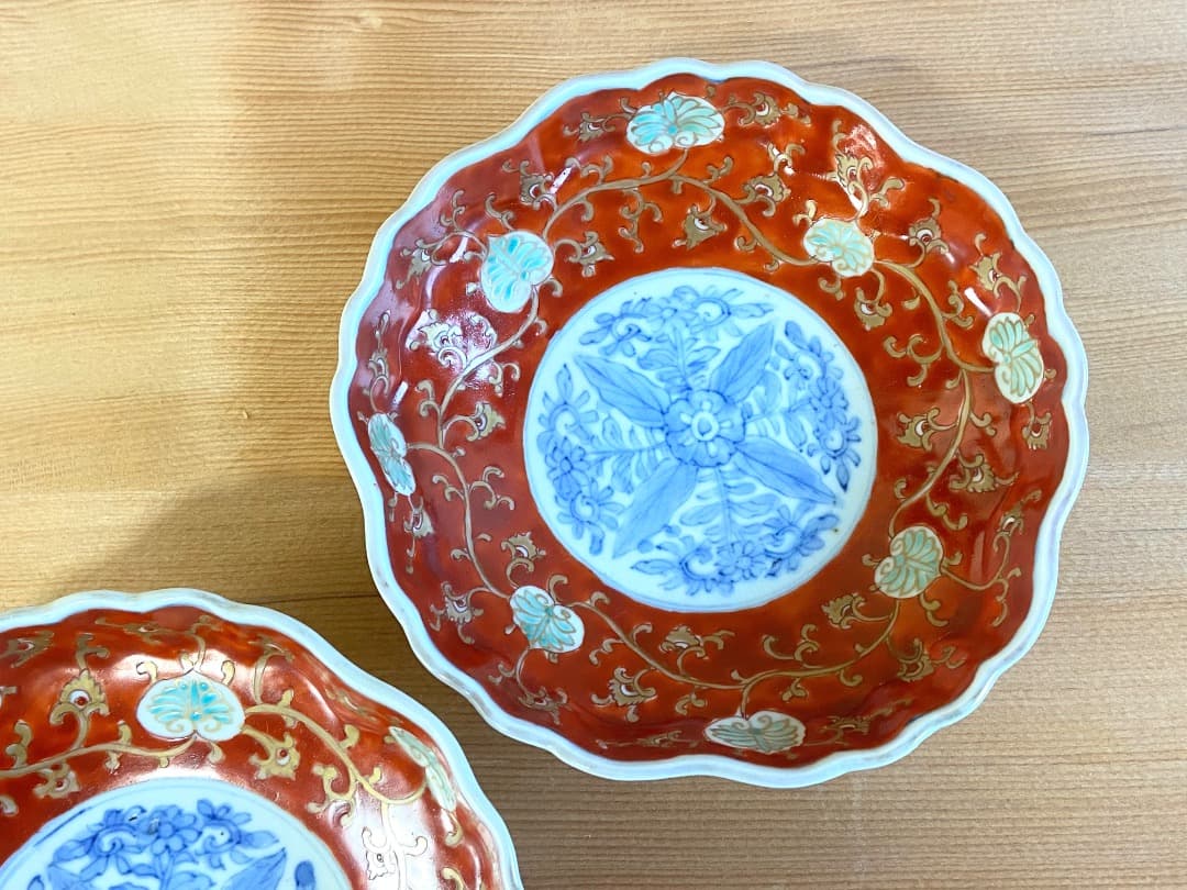みぃちゃん 古伊万里 赤絵金彩オランダ唐草クルス文輪花皿 2客/染錦
