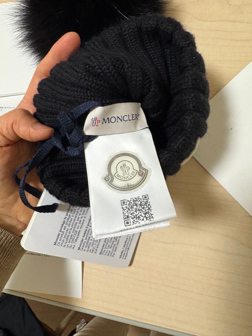 MONCLER ブラックファー付きニット帽