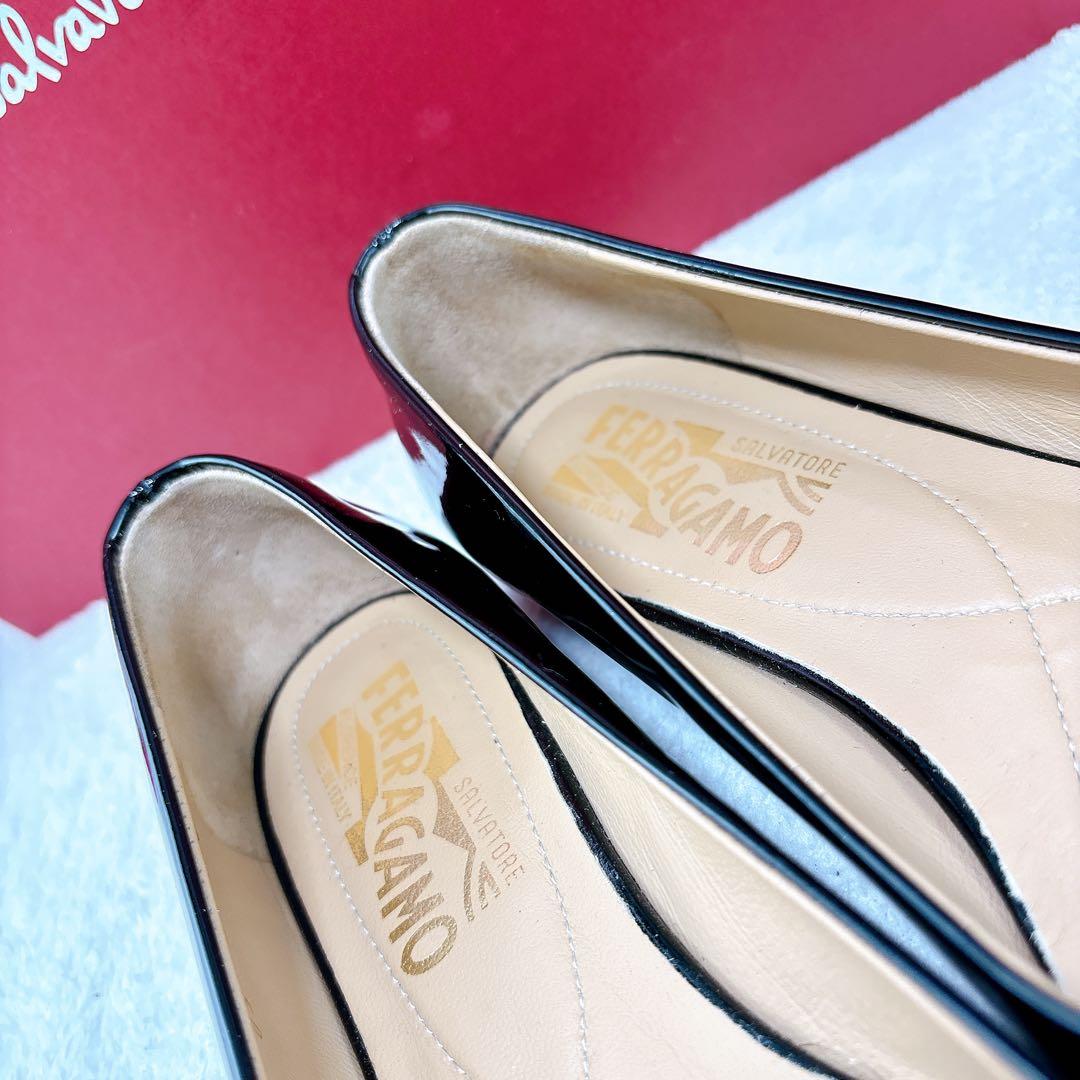 ✨Ferragamo フラットシューズ ヴァリナ ブラック　エナメル　22.5㎝