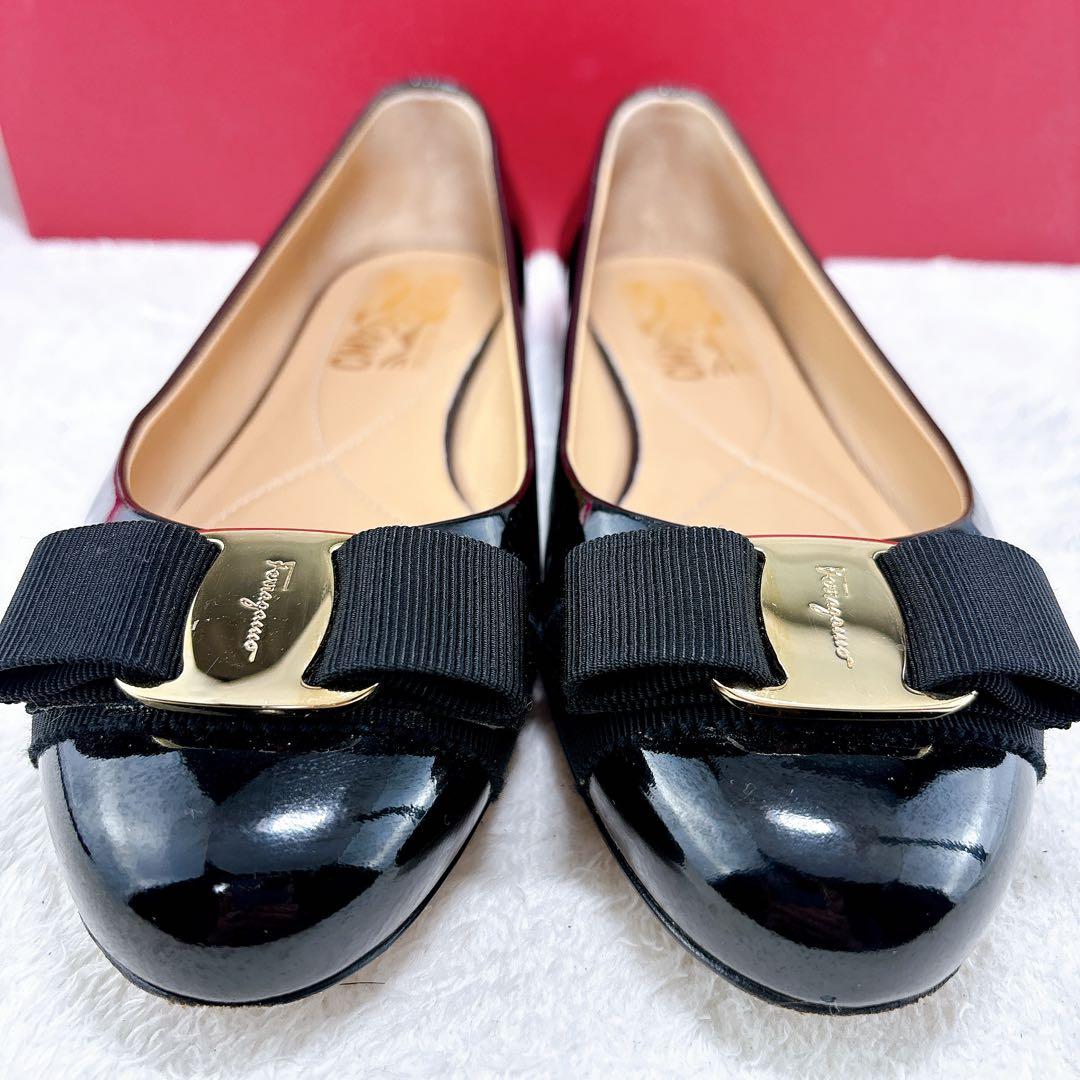✨Ferragamo フラットシューズ ヴァリナ ブラック　エナメル　22.5㎝