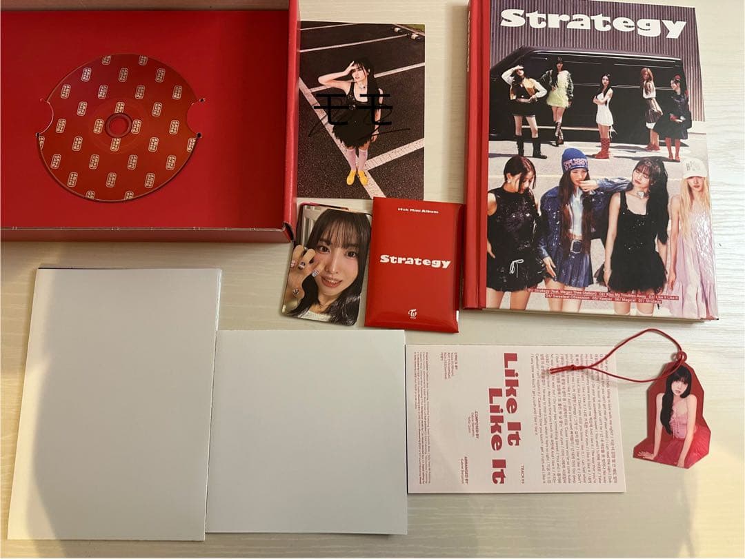【新】【バラ売⭕️】TWICE STRATEGY 直筆サインポストカード付セット