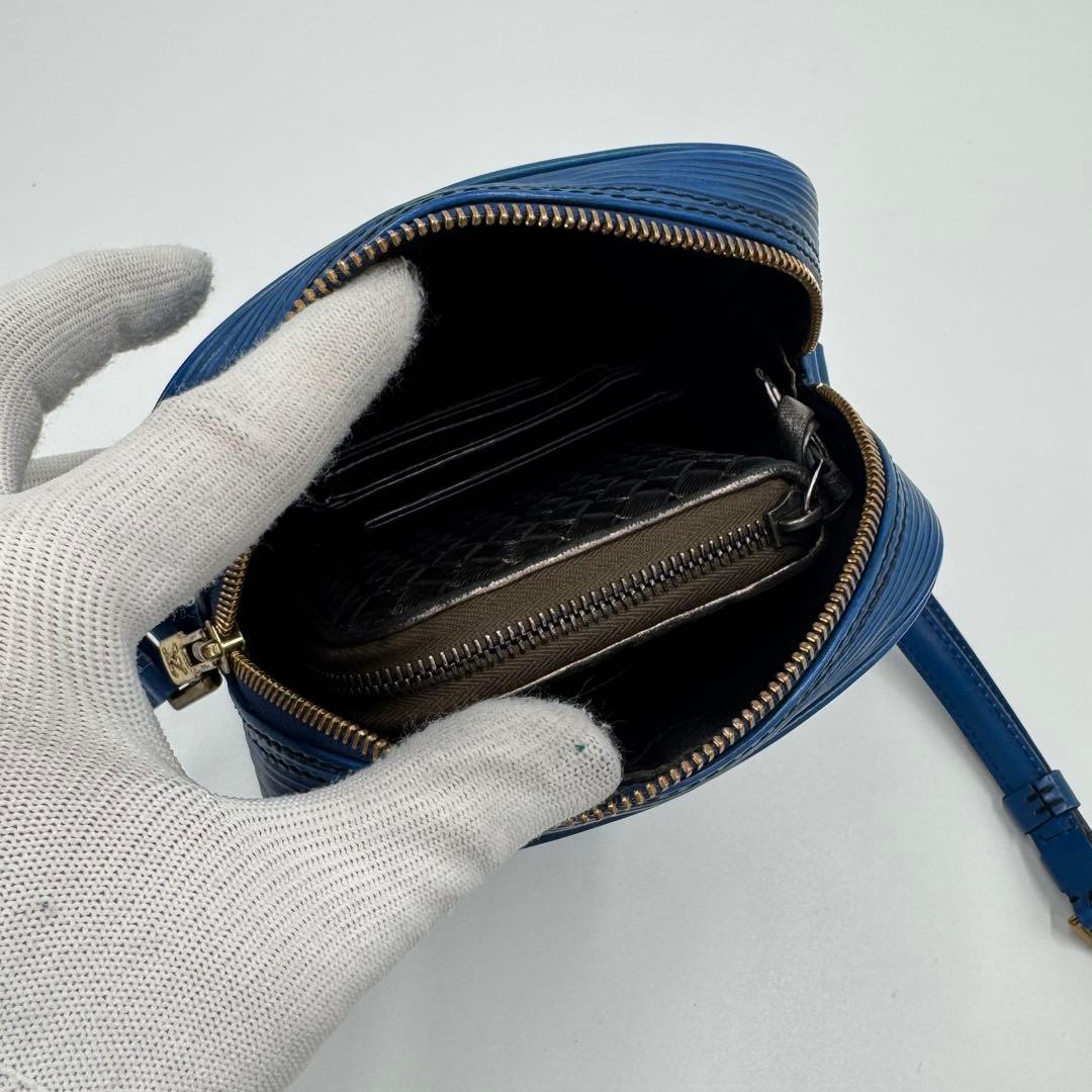 ルイヴィトン エピ ダヌーヴ レザー ショルダーバッグ 斜めがけ ブルー