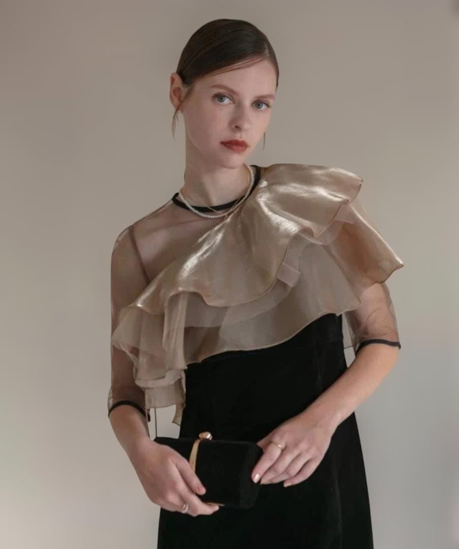 エレガントなフリル付きロングドレス