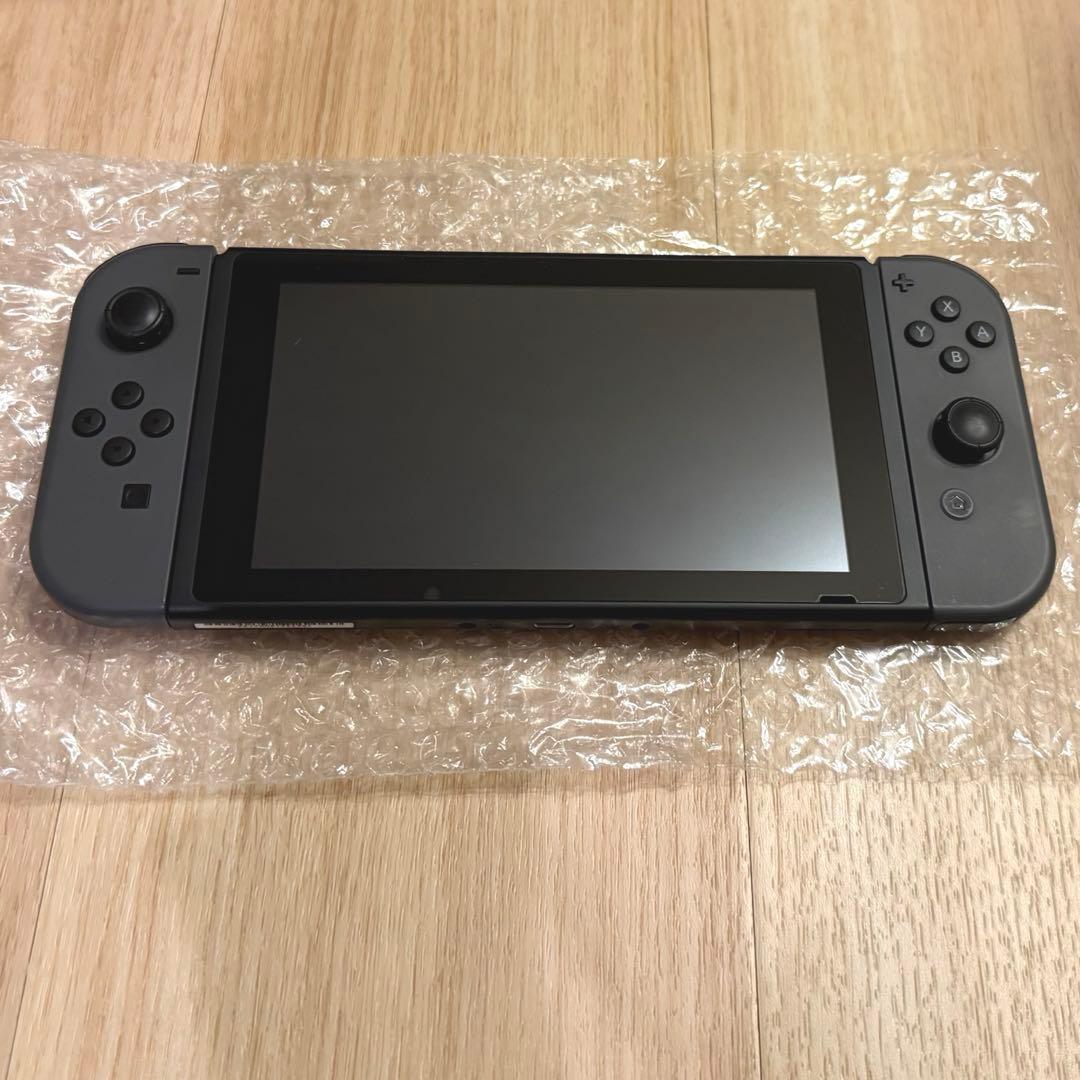 【ほぼ新品】人気ソフト2本付　Nintendo Switch 本体 グレー