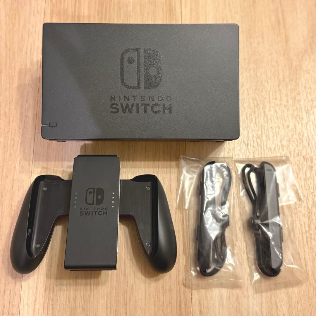 【ほぼ新品】人気ソフト2本付　Nintendo Switch 本体 グレー