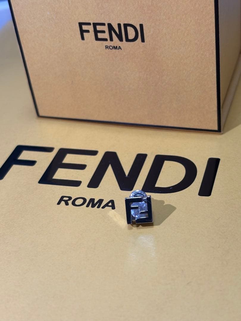[美品] FENDI FFピアス　※箱、ショッパー付き