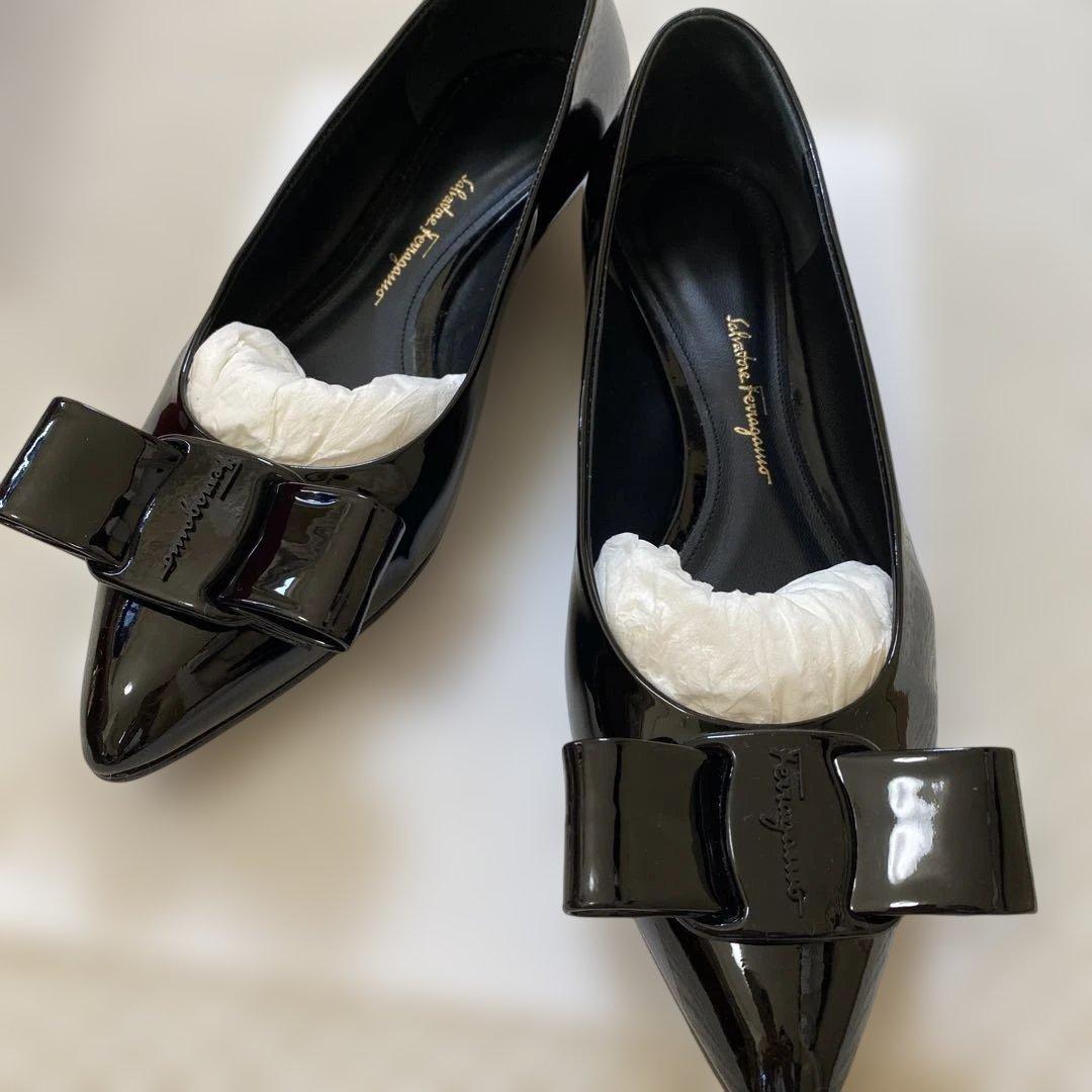 未使用に近い　美品　希少　フェラガモ　VIVA ブラックエナメル　７D 箱付き