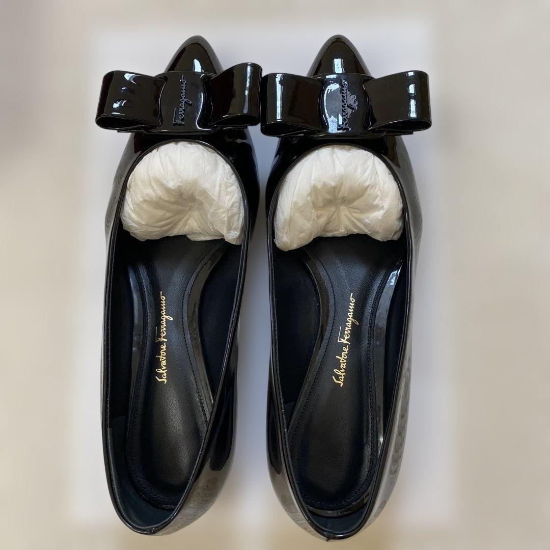 未使用に近い　美品　希少　フェラガモ　VIVA ブラックエナメル　７D 箱付き