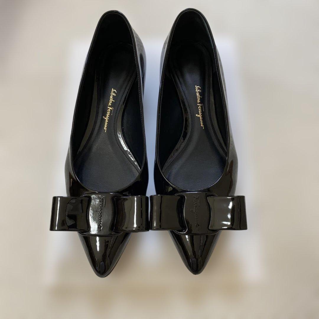 未使用に近い　美品　希少　フェラガモ　VIVA ブラックエナメル　７D 箱付き