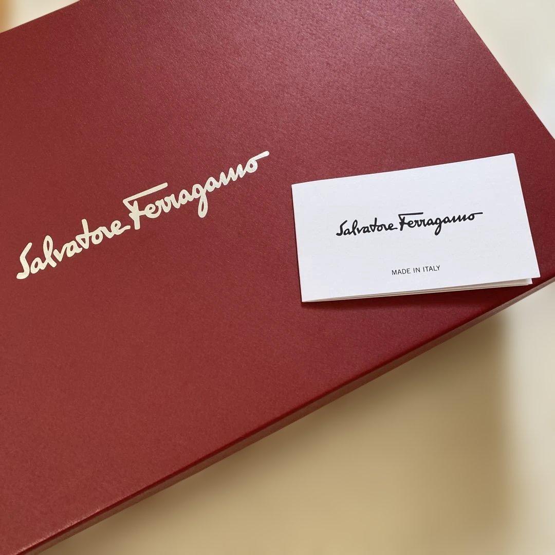 未使用に近い　美品　希少　フェラガモ　VIVA ブラックエナメル　７D 箱付き