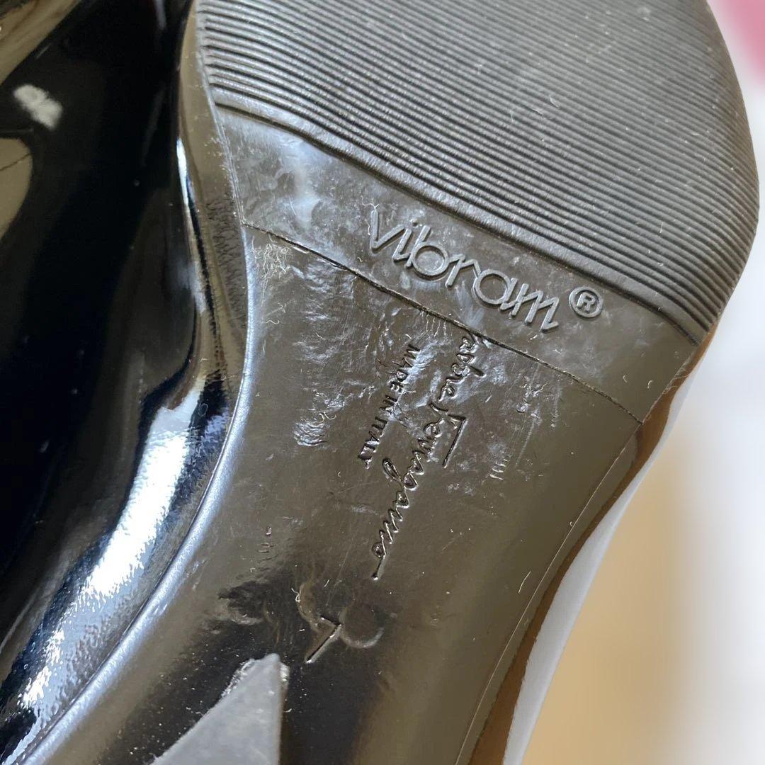 未使用に近い　美品　希少　フェラガモ　VIVA ブラックエナメル　７D 箱付き