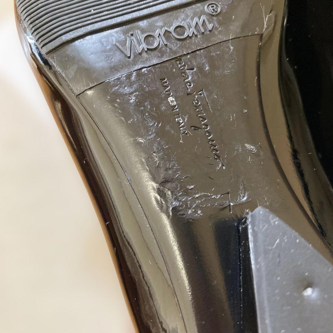 未使用に近い　美品　希少　フェラガモ　VIVA ブラックエナメル　７D 箱付き