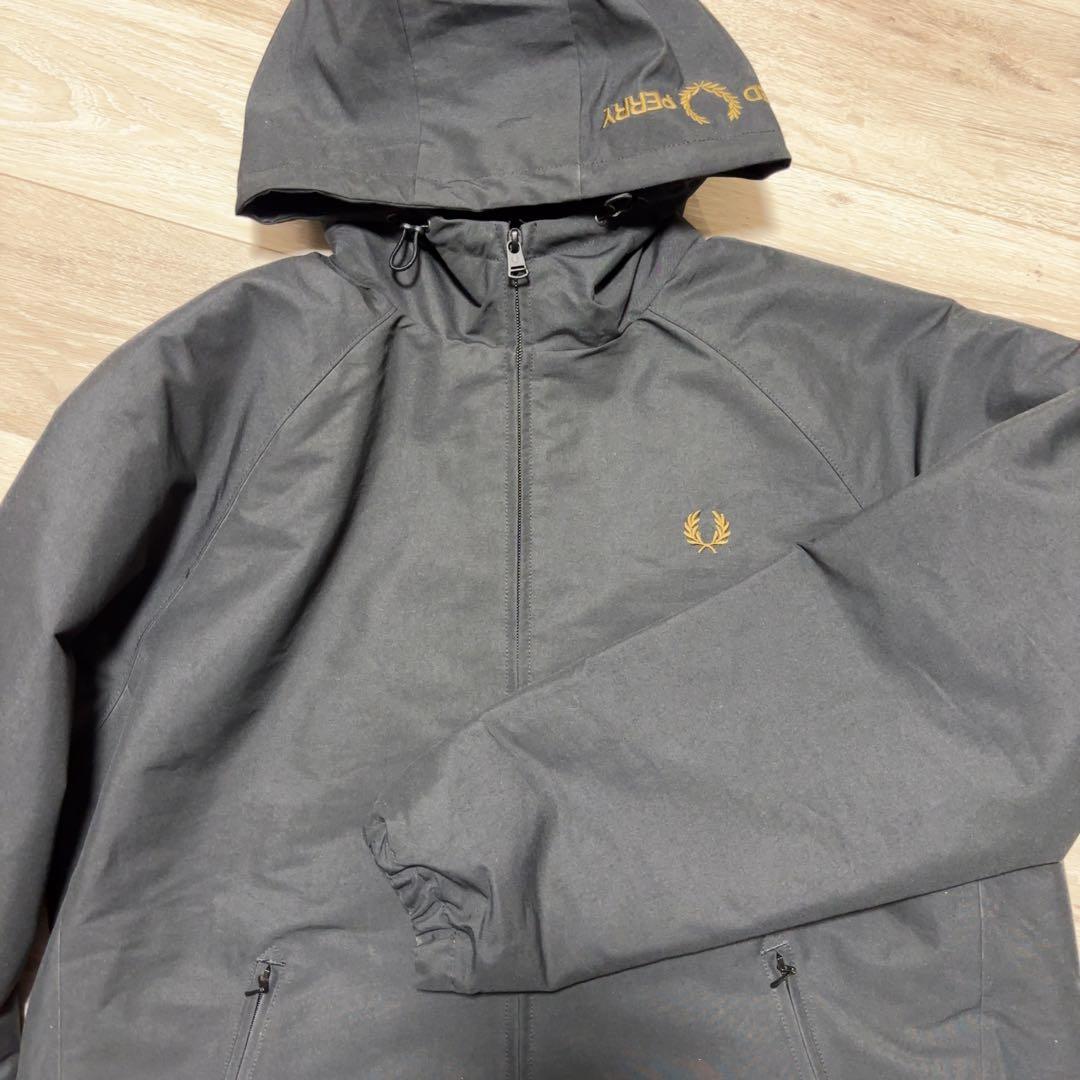 FRED PERRY フレッドペリー別注 パデッド フード刺繍シェルジャケット