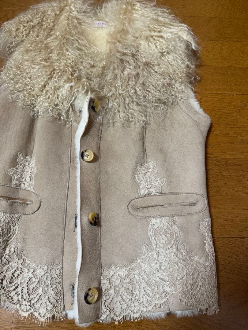美品　RED VALENTINO ムートンベスト44 ベージュ系 レース