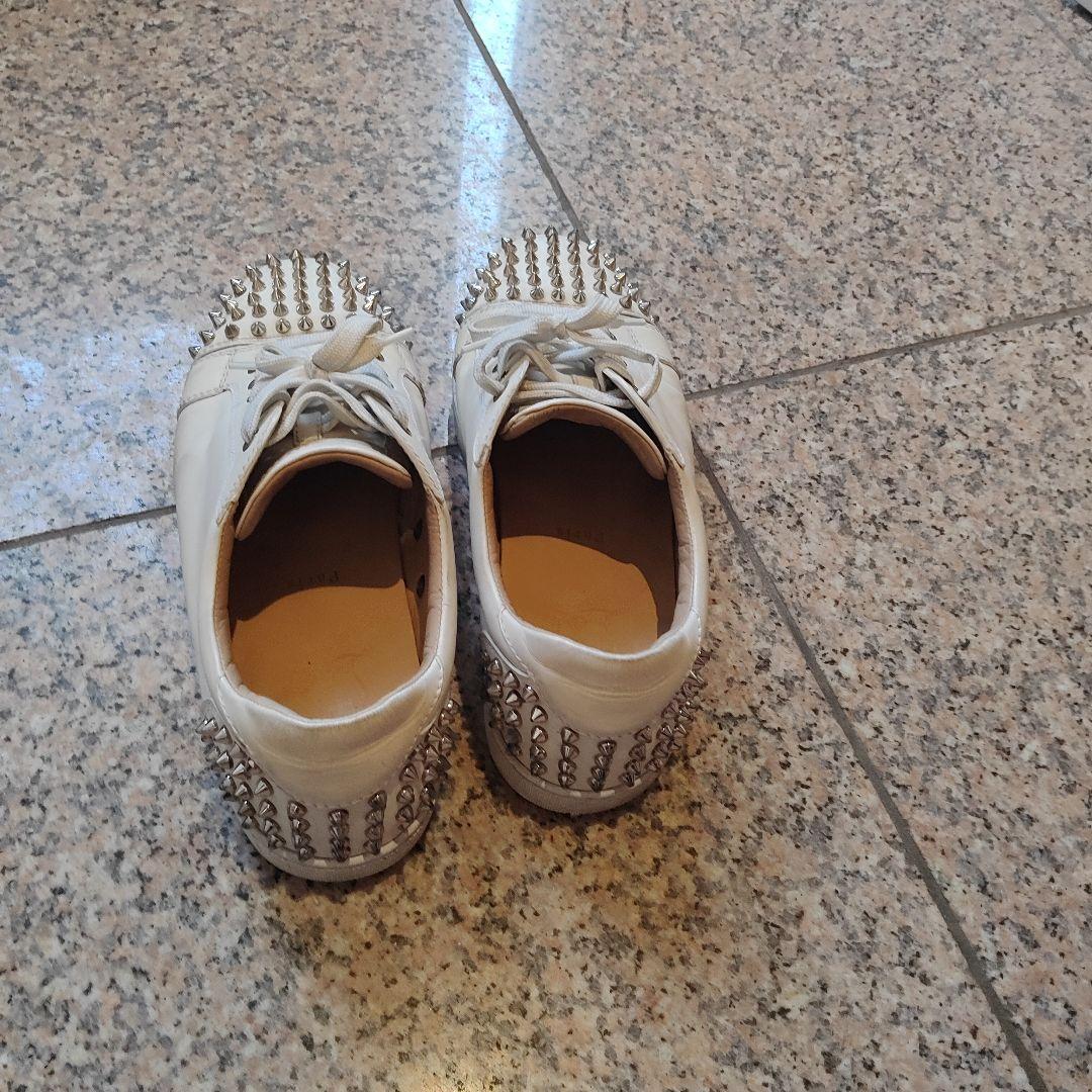 クリスチャン　ルブタン　ホワイト スタッズ付き スニーカー