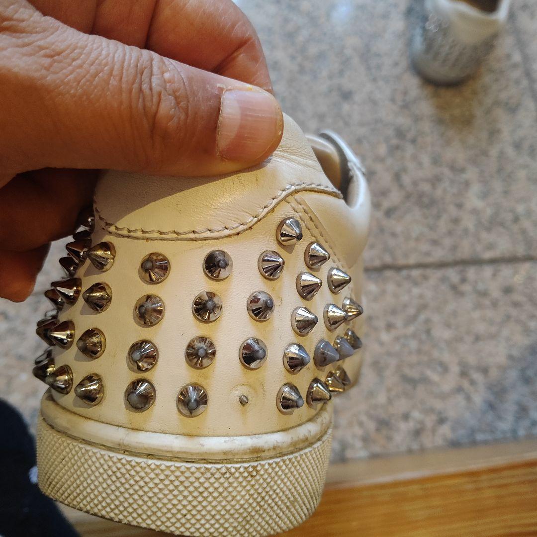 クリスチャン　ルブタン　ホワイト スタッズ付き スニーカー