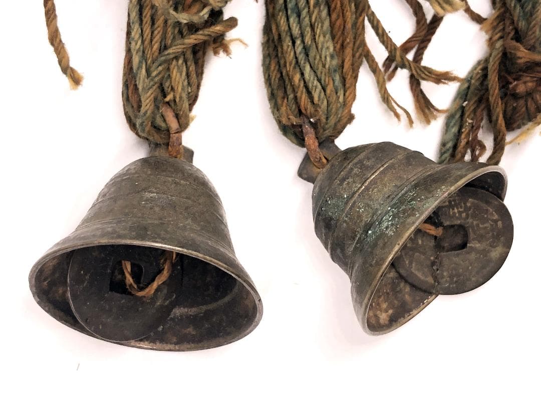 【 家紋金銅彫金馬鈴 額装 】　江戸時代　上がり藤に矢の字　宇の字