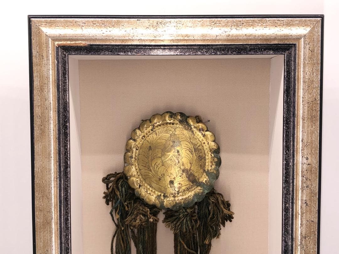 【 家紋金銅彫金馬鈴 額装 】　江戸時代　上がり藤に矢の字　宇の字