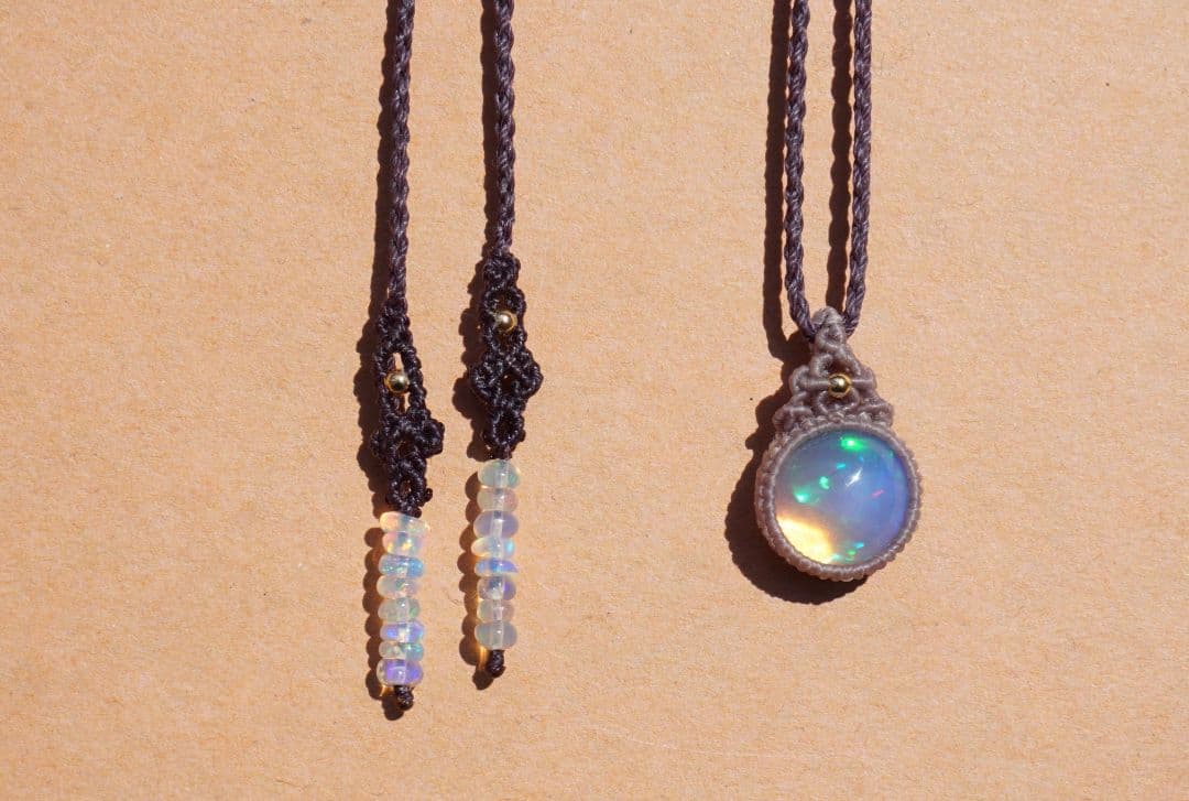 浮かぶ満月　エチオピア産オパール　マクラメ　ネックレス