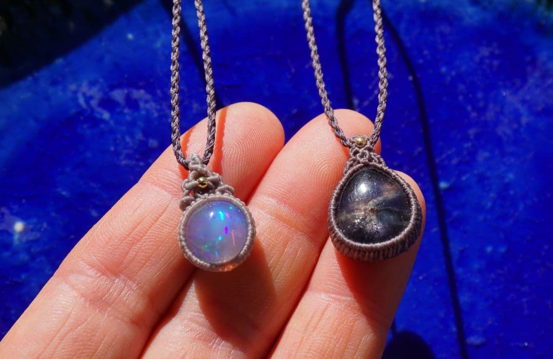 浮かぶ満月　エチオピア産オパール　マクラメ　ネックレス