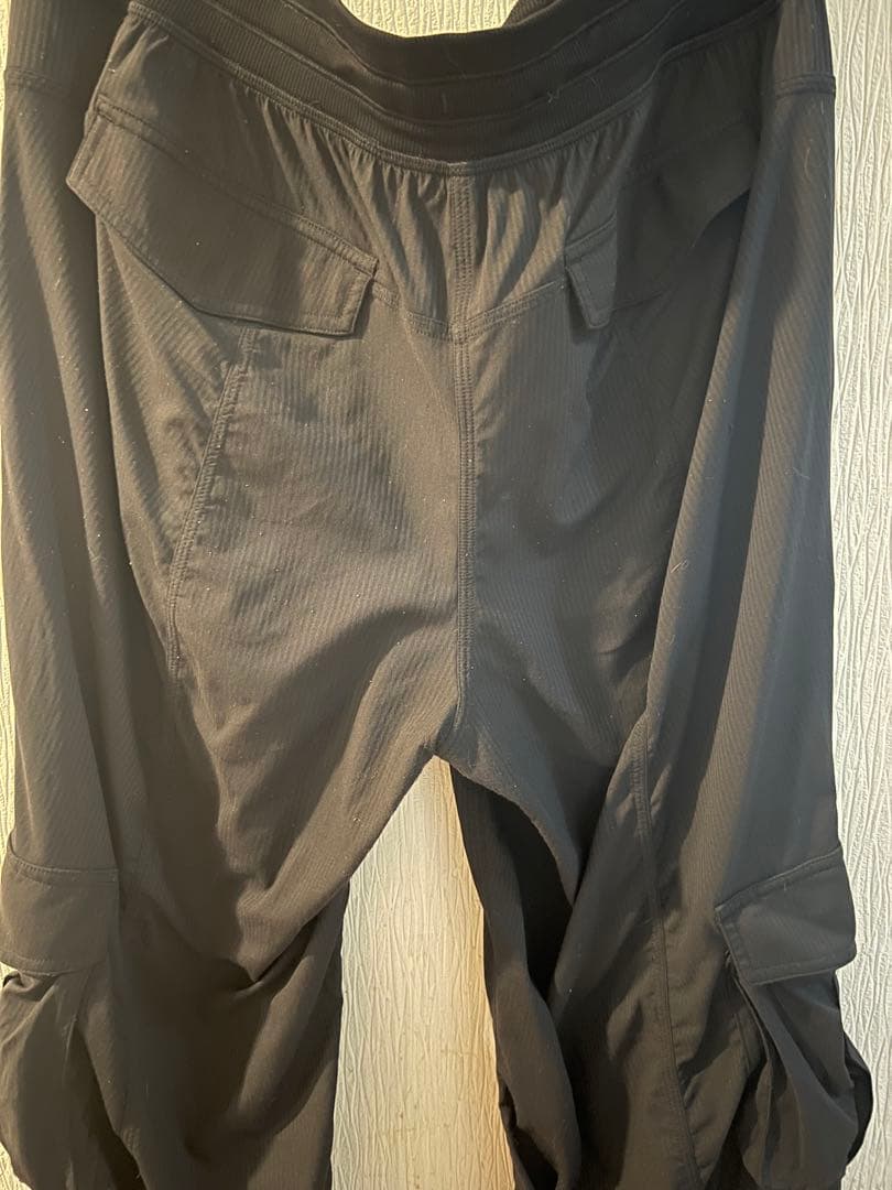 ブラックカーゴパンツ サイドポケット付き