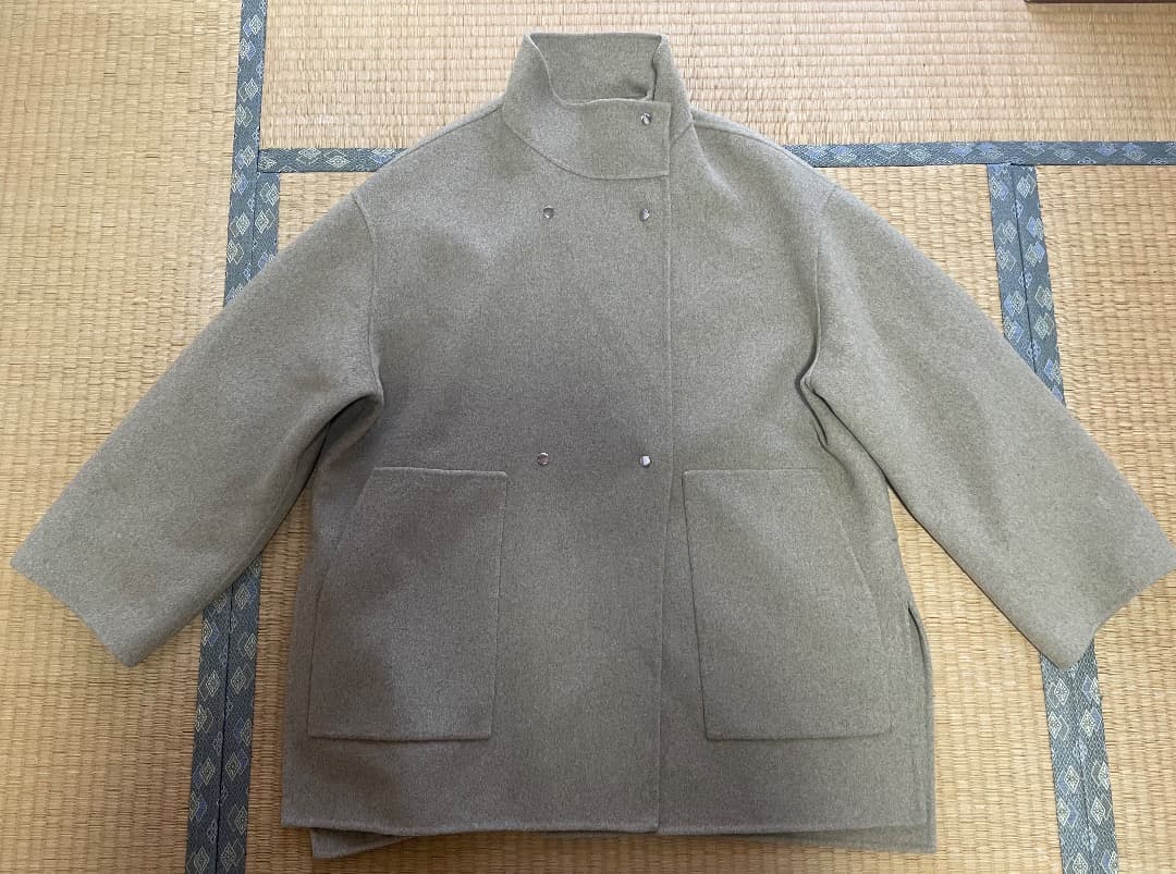 アダムへロペ　2024スタンドカラーハーフリバーコート